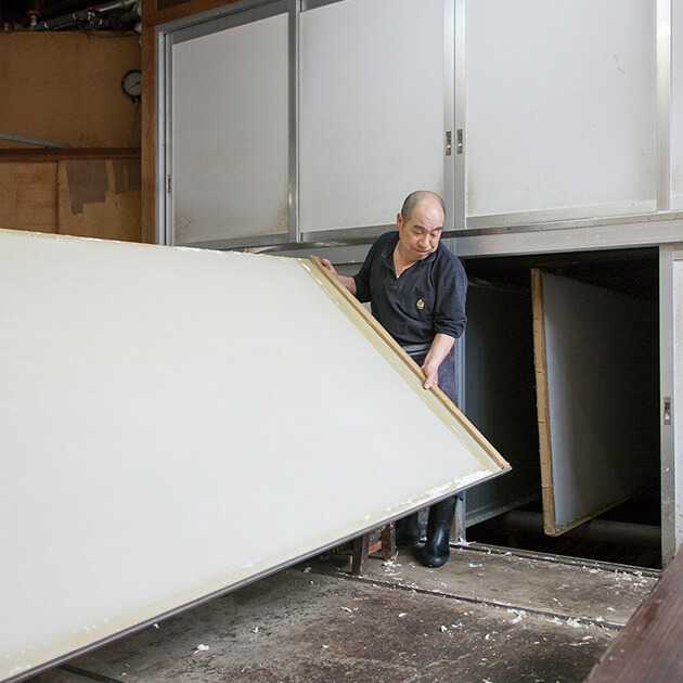 A huge drying machine for large washi