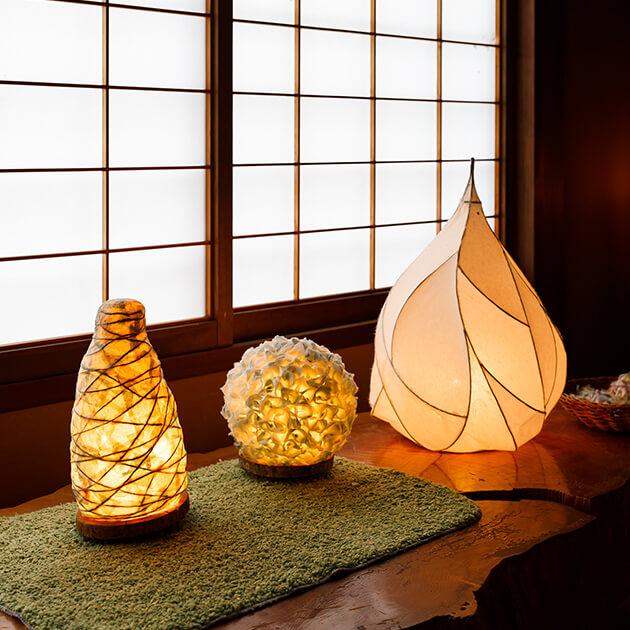 大井沢「自然と匠の伝承館」で展示中のあかりたち