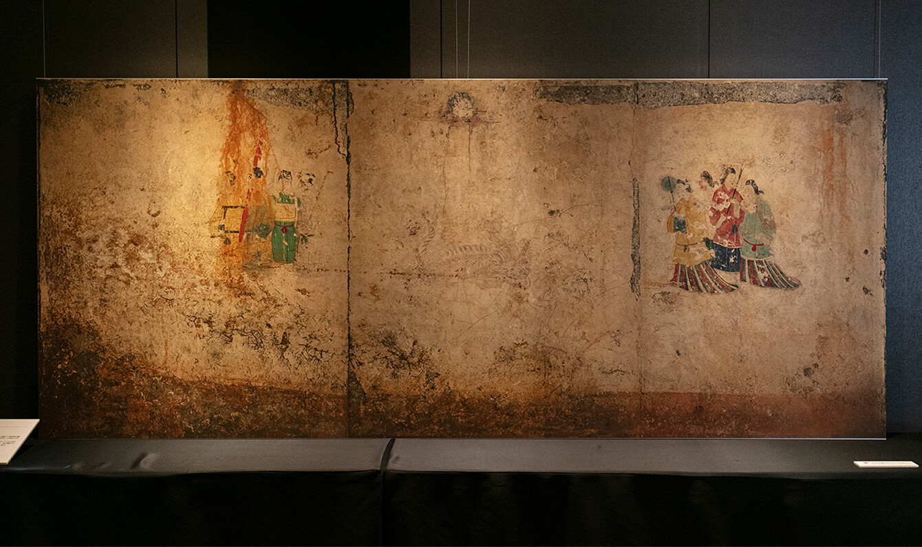 A full-scale reproduction of the entire west wall of Takamatsuzuka Tumulus.
The east wall, the north wall, and the ceiling are also reproduced.