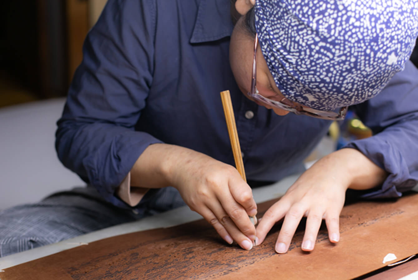Carving with the knife held vertically
