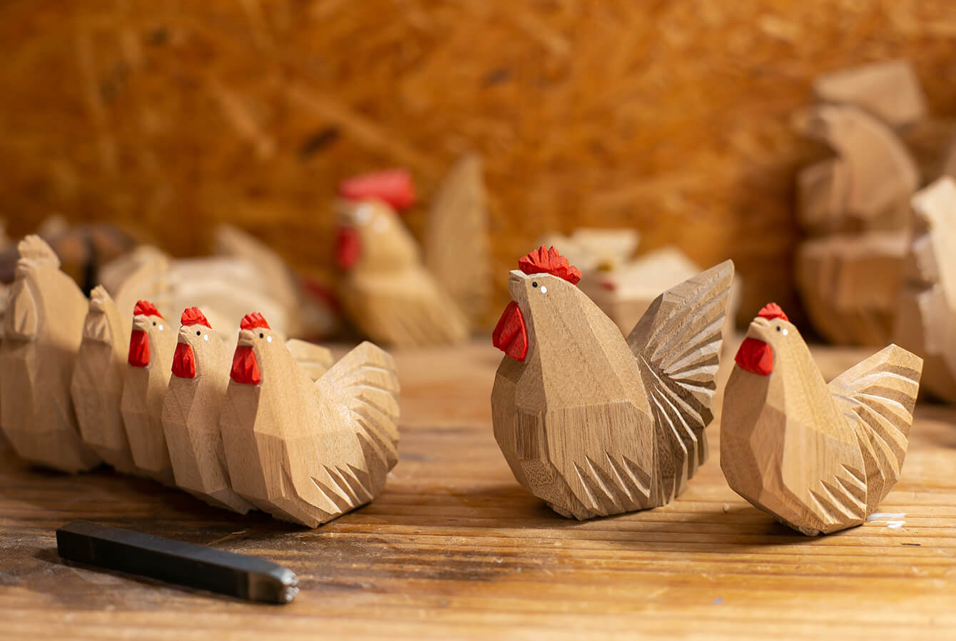 Ise ittobori makes the most of the beauty of the wood grain, and the craftsperson paints colors only in certain areas