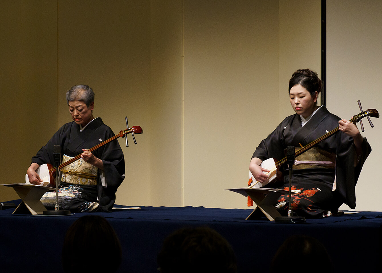 和紙胴「響」のお披露目会での林美恵子さん（左）と林美音子さん（右）。（撮影：大島拓也）